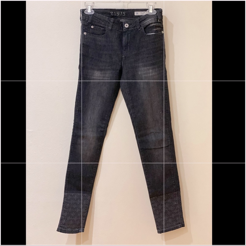 Zara Black Mid Rise Skinny Jeans w Diamond Design